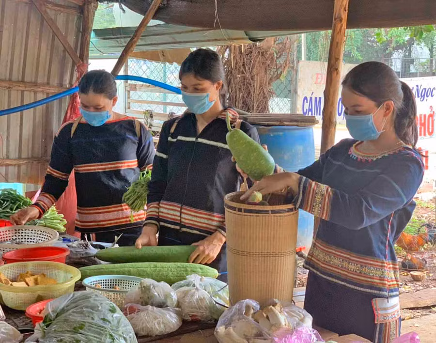 Các thành viên Câu lạc bộ “Phụ nữ nói không với rác thải nhựa” của Hội LHPN xã Ia Mơ Nông (huyện Chư Păh) sử dụng gùi đựng hàng hóa khi đi chợ. Ảnh: Nhật Hào