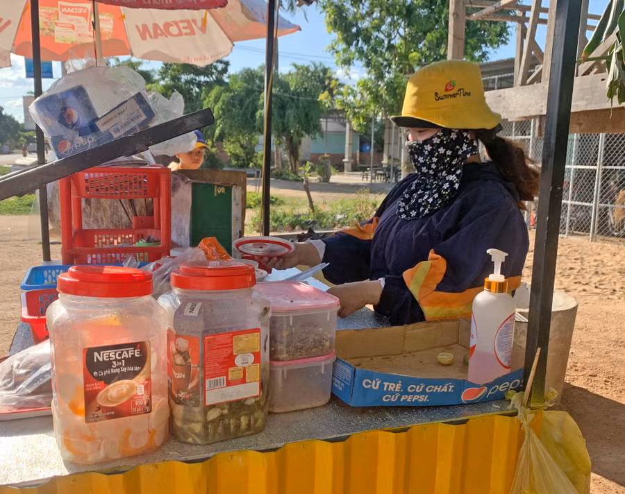Chị Ksor H'Vui (thôn Mới, xã Chư Rcăm) vui mừng vì vừa được mở cửa quán bán lại, vừa được nhận hỗ trợ của Nhà nước.Ảnh.Vũ Chi
