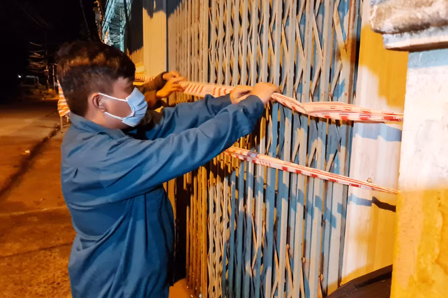 Lực lượng chức năng phong tỏa khu vực nhà ca nhiễm Covid-19 tại thôn 3, xã An Phú, TP. Pleiku. Ảnh: Bá Bính Lực lượng chức năng phong tỏa khu vực nhà ca nhiễm Covid-19 tại thôn 3, xã An Phú, TP. Pleiku. Ảnh: Bá Bính
