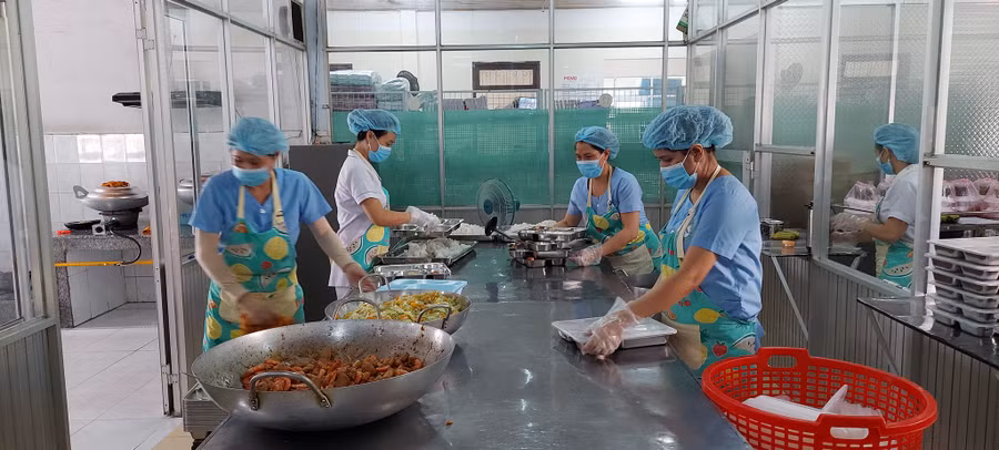 Nhân viên khoa dinh dưỡng chuẩn bị bữa cơm từ thiện. Ảnh: Đức Nhật