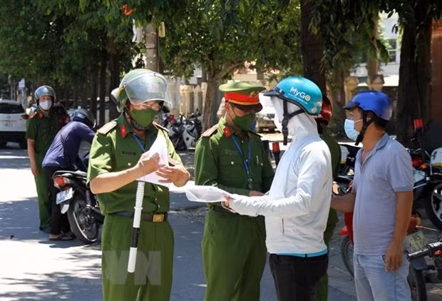Công an Nghệ An kiểm tra việc chấp hành quy định chống dịch theo Chỉ thị 16 của người dân. (Ảnh: Văn Tý/TTXVN)