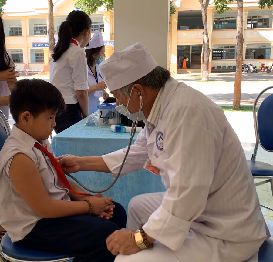 Các trường học thực hiện khám sức khỏe định kỳ cho học sinh vào mỗi đầu năm học. Ảnh: Như Ý