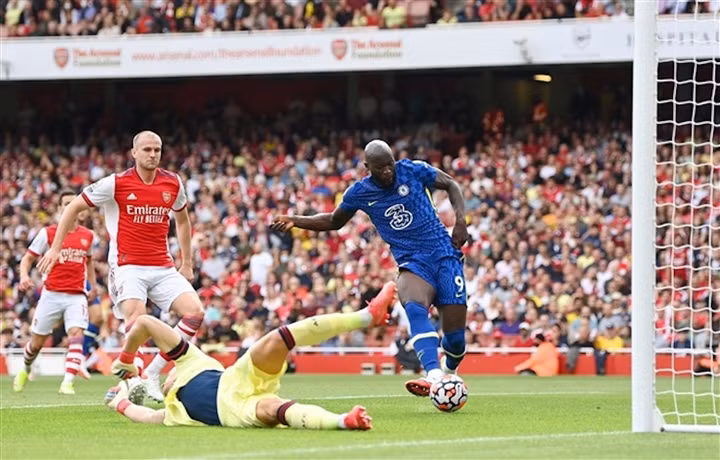 Lukaku ghi bàn trong ngày trở lại. 