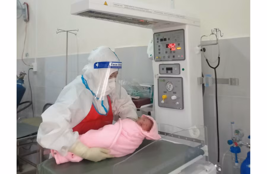  Bé trai chào đời an toàn, nặng 3,3kg tại Bệnh viện điều trị Covid-19 cơ sở 3 sáng 10-8. Ảnh: Như Nguyện