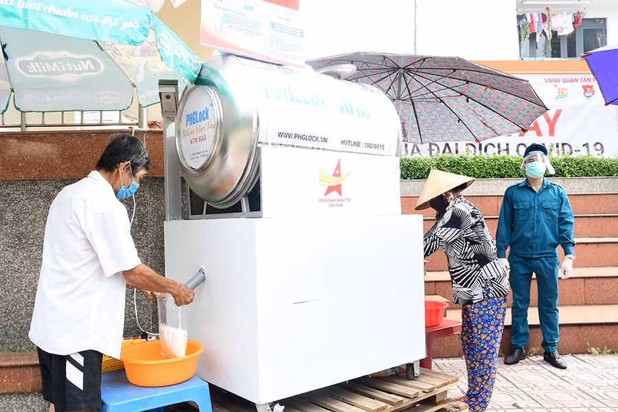 Người dân đến cây ATM gạo của lực lượng vũ trang Q.Tân Phú, TP.HCM. Ảnh: CTV