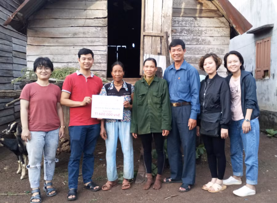Hội Nạn nhân chất độc da cam/dioxin huyện Chư Sê tặng quà gia đình có người nhiễm chất độc da cam (ảnh chụp trước tháng 4-2021). Ảnh: Thiên Di