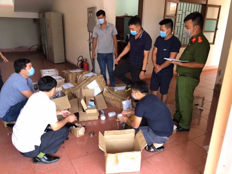 Phòng Cảnh sát hình sự - Công an tỉnh Đắk Nông kiểm kê số linh kiện súng, đạn thể thao - Ảnh: CACC