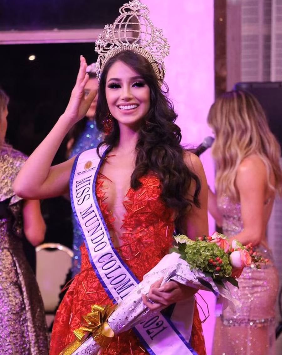 Tại vòng chung kết diễn ra ở Bogotá (Colombia) hôm 15.8 vừa qua, Andrea Aguilera đến từ tỉnh Antioquia xuất sắc vượt qua dàn đối thủ đáng gờm để giành vương miện Miss Mundo Colombia 2021 (Hoa hậu Thế giới Colombia 2021). Ngoài danh hiệu cao nhất cuộc thi, cô còn “càn quét” các giải thưởng phụ như: Người đẹp ăn ảnh, Thí sinh có gương mặt đẹp nhất, Thí sinh có nụ cười đẹp nhất và Thí sinh có thân hình khỏe đẹp nhất. Ảnh: Miss Mundo Colombia