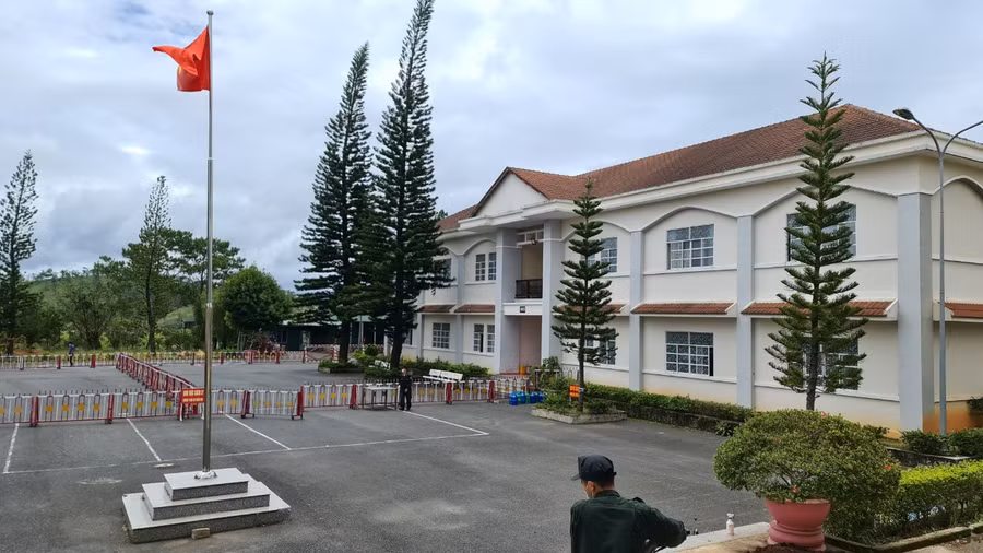 Có hai trường hợp F1 liên quan ổ dịch Công ty sợi Đà Lạt đang cách ly tại Trung tâm huấn luyện và bồi dưỡng nghiệp vụ Công an Lâm Đồng xét nghiệm dương tính với Covid-19. Ảnh: Lâm Viên
