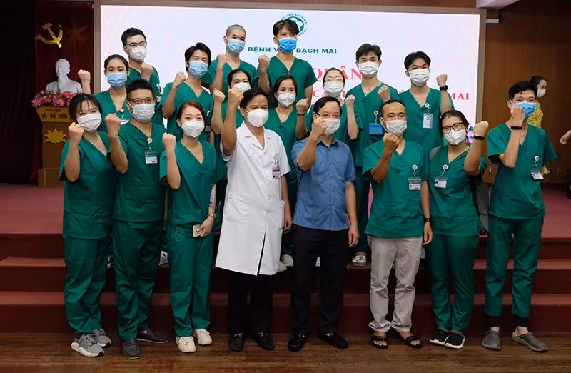 PGS.TS Đào Xuân Cơ- Phó Giám đốc BV Bạch Mai động viên các thầy cô giáo và sinh viên trường Cao đẳng Y tế Bạch Mai trước lúc vào TPHCM chống dịch COVID-19 Ảnh: Trần Minh