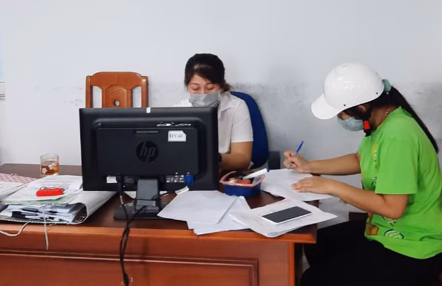  Tại huyện Phú Thiện, cán bộ các đội thuế trực tiếp hướng dẫn hộ kinh doanh đủ điều kiện lập hồ sơ đề nghị hỗ trợ theo quy định. Ảnh: Sơn Ca