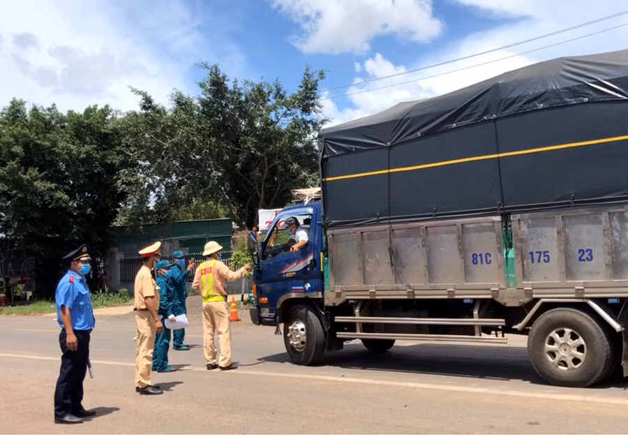 Phương tiện vận tải hàng hóa lưu thông qua chốt Kiểm soát dịch Covid-19 khu vực Cầu 110 (huyện Chư Pưh). Ảnh Lê Hòa 