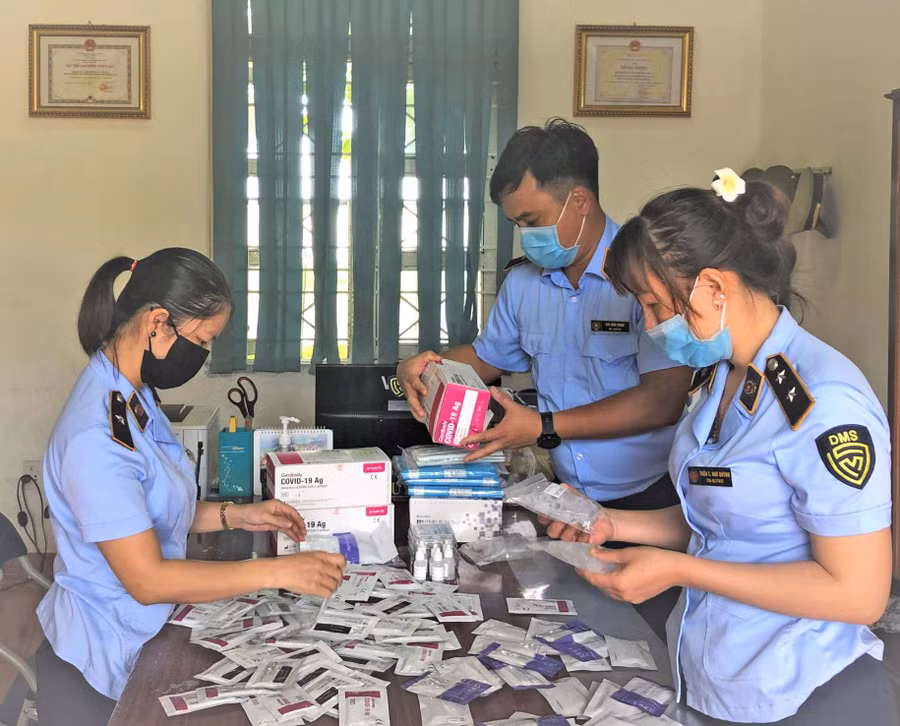 Lực lượng Quản lý thị trường thu giữ 100 bộ kit test nhanh Covid-19. Ảnh: Vũ Thảo