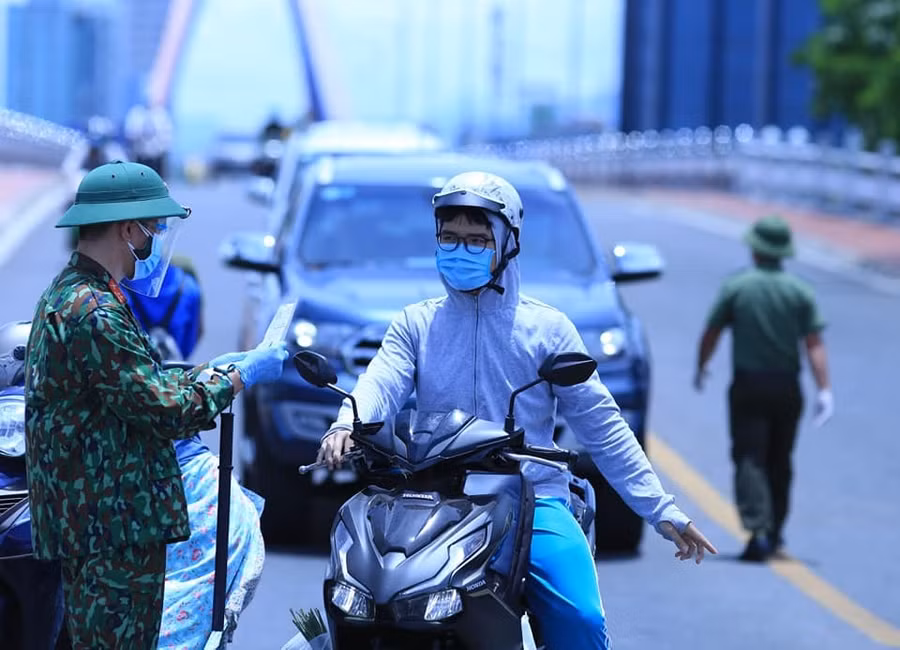 Việc kiểm tra giấy thông hành thủ công như hiện nay tốn nhiều thời gian, dễ gây ùn tắc. Ảnh: TS