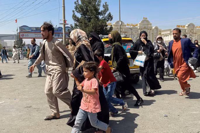 Người dân tìm cách vào sân bay quốc tế Hamid Karzai ở Kabul, Afghanistan, ngày 16-8. Ảnh: Reuters