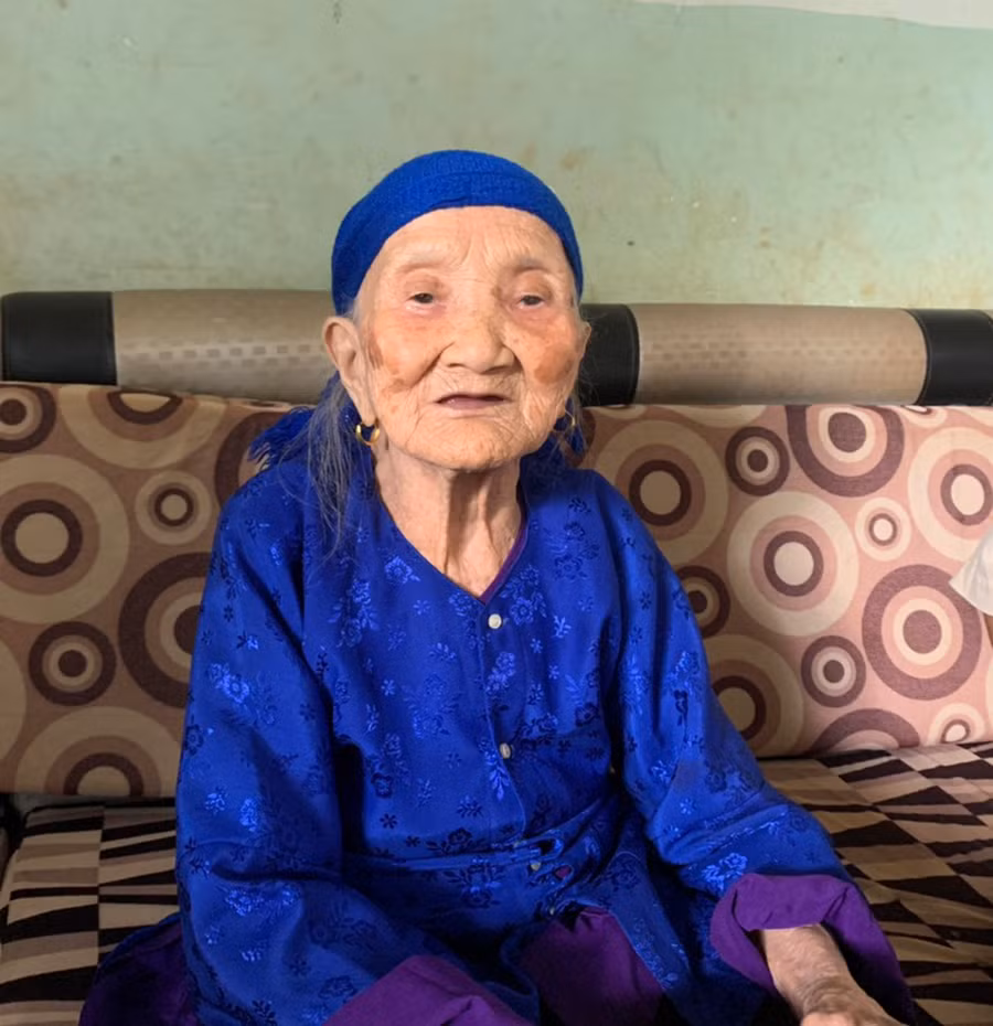 Mỗi lần nhắc nhớ về các con đã từng tham gia kháng chiến, Mẹ Việt Nam Anh hùng Lưu Thị Sinh (tổ 1, thị trấn Ia Ly, huyện Chư Păh) lại rưng rưng nước mắt. Ảnh: Hồng Thương Mỗi lần nhắc nhớ về các con đã từng tham gia kháng chiến, Mẹ Việt Nam Anh hùng Lưu Thị Sinh (tổ 1, thị trấn Ia Ly, huyện Chư Păh) lại rưng rưng nước mắt. Ảnh: Hồng Thương