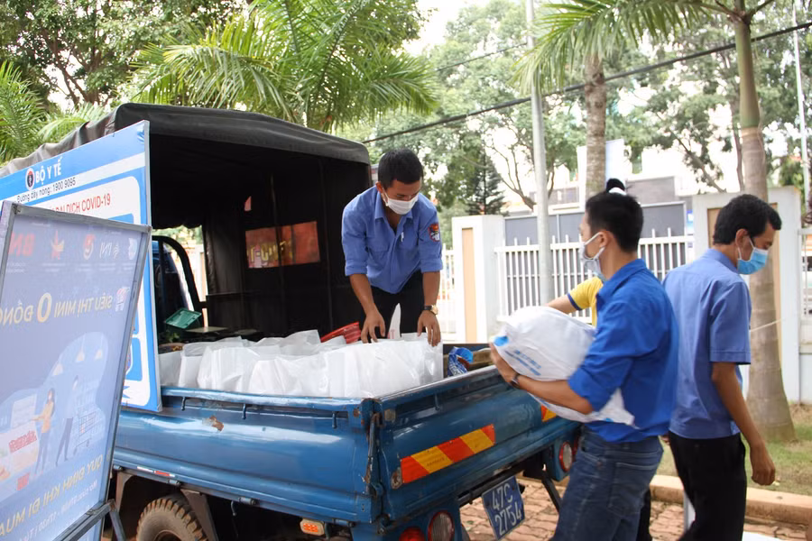 Lực lượng đoàn viên thanh niên giao hàng tận nhà cho những người không đến được siêu thị 0 đồng. Ảnh: Hoàng Bình