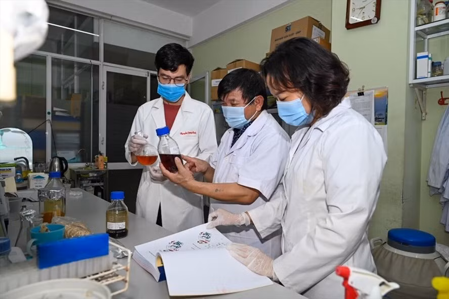 PGS.TS Lê Quang Huấn (giữa) cùng các cộng sự nghiên cứu thuốc Vipdervir. Ảnh: NVCC.