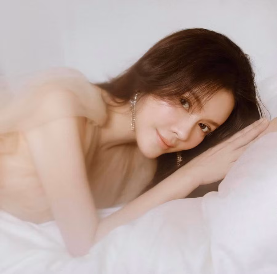 Dù đã cận kề tuổi 40 nhưng Lý Nhã Kỳ vẫn giữ được vẻ ngoài quyến rũ, trẻ trung. Ảnh: FBNV