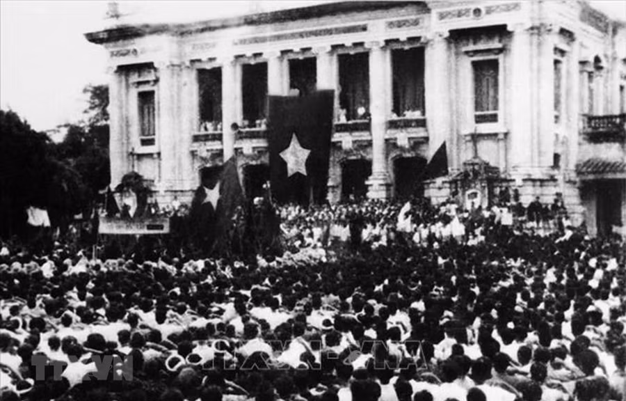 Sáng 19/8/1945, người dân Hà Nội và các tỉnh lân cận kéo về quảng trường Nhà Hát Lớn Hà Nội, dự lễ mít tinh hưởng ứng cuộc Tổng khởi nghĩa giành chính quyền. (Ảnh tư liệu TTXVN) Sáng 19/8/1945, người dân Hà Nội và các tỉnh lân cận kéo về quảng trường Nhà Hát Lớn Hà Nội, dự lễ mít tinh hưởng ứng cuộc Tổng khởi nghĩa giành chính quyền. (Ảnh tư liệu TTXVN)