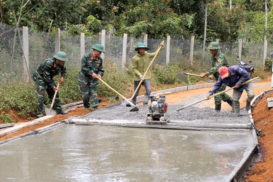 Các chiến sĩ Trung đoàn 720 đã dành nhiều tiền của, công sức để xây dựng nhiều tuyến đường cho xã Đắk Ngo (huyện Tuy Đức, tỉnh Đắk Nông). Ảnh: Phan Tuấn