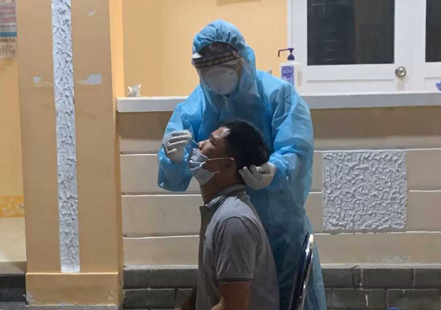  Trung tâm Kiểm soát bệnh tật tỉnh lấy mẫu xét nghiệm các trường hợp F2 tại phường Sông Bờ (thị xã Ayun Pa) ngay trong đêm 16-7. Ảnh: Vũ Chi