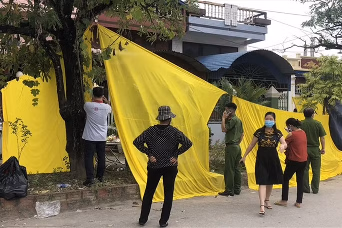 Lực lượng công an khám nghiệm hiện trường vụ cháy.