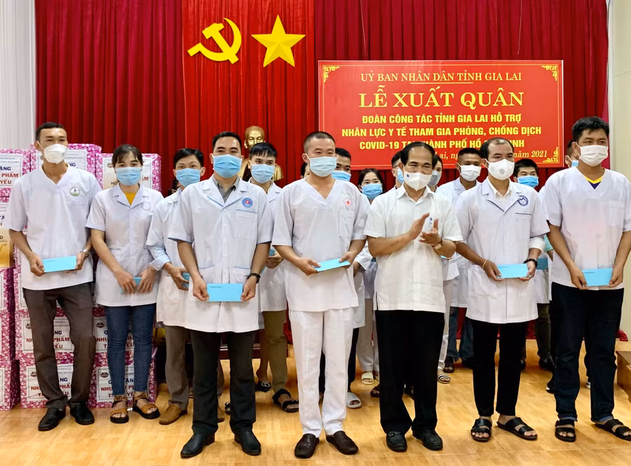 -Đồng chí Võ Ngọc Thành-Phó Bí thư Tỉnh ủy, Chủ tịch UBND tỉnh tặng quà cho các thành viên đoàn cộng tác. Ảnh: Như Nguyện