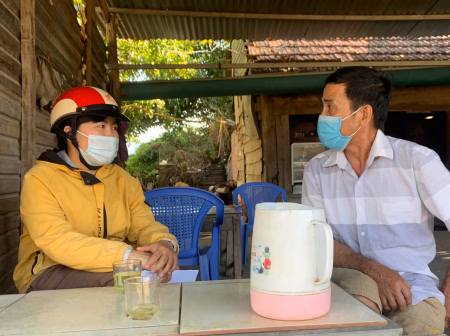 Ông Cù Quang Minh (thôn Mới, xã Chư Rcăm, huyện Krông Pa) được cán bộ xã hướng dẫn thủ tục làm hồ sơ để nhận hỗ trợ theo quy định. Ảnh: Vũ Chi