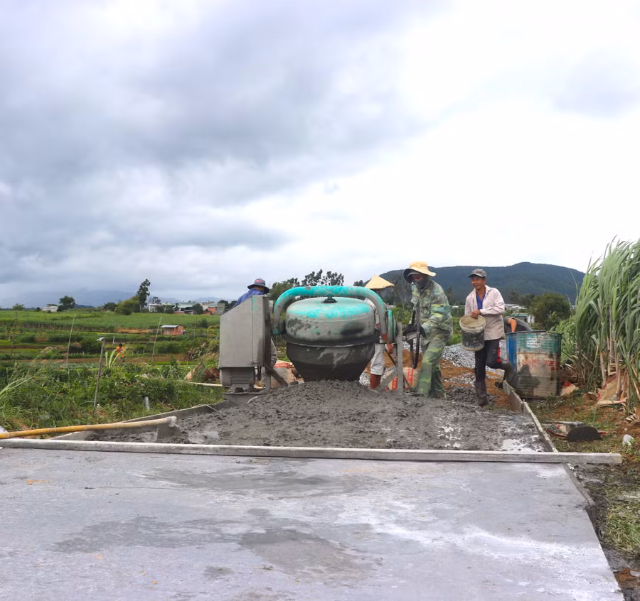 Làm đường ra khu sản xuất tại thôn Tân Định (xã Tân An, huyện Đak Pơ) giúp người dân đi lại, vận chuyển nông sản thuận lợi. Ảnh: Ngọc Minh