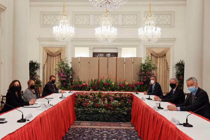  Phó Tổng thống Mỹ Kamala Harris trong cuộc họp song phương với Thủ tướng Singapore Lý Hiển Long tại Singapore hôm 23-8. Ảnh: Reuters