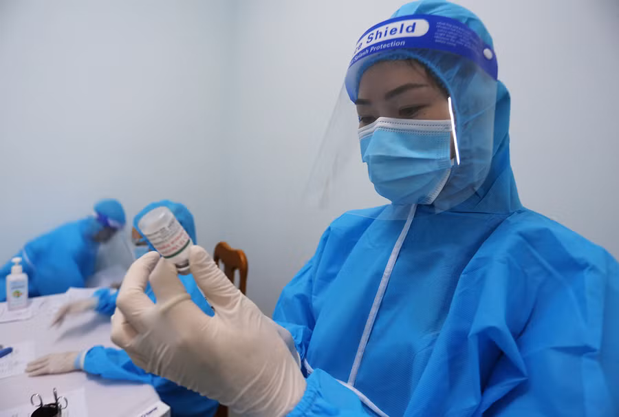 Sở Y tế rà soát, hướng dẫn lại quy trình tiêm vắc xin phòng Covid-19 trên địa bàn toàn tỉnh, đảm bảo chủ động trong đối tượng tiêm, phương án tiêm. Ảnh: Văn Ngọc