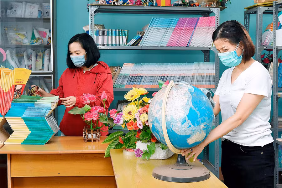6. Giáo viên Trường Tiểu học Đinh Tiên Hoàng lau dọn thiết bị dạy học tại phòng chức năng.