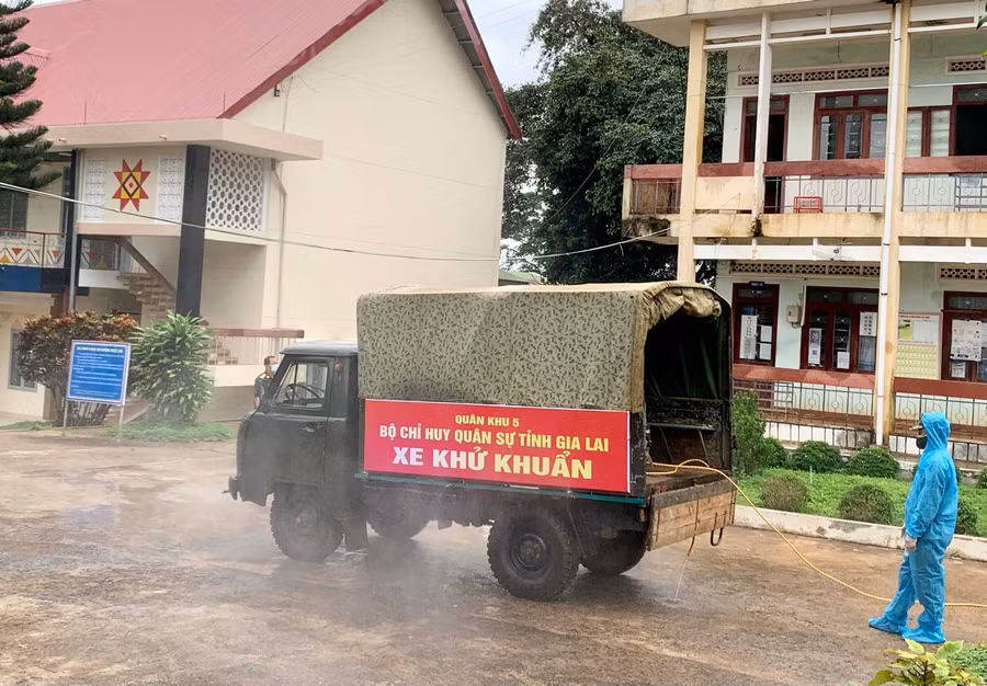 Cán bộ, chiến sĩ Bộ Chỉ huy Quân sự tỉnh phun khử khuẩn tại Trường Phổ thông Dân tộc Nội trú tỉnh. Ảnh: Như Nguyện