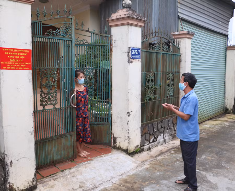 Ông Trần Xuân Thăng-Tổ trưởng tổ Covid cộng đồng tổ dân phố 1 (phường Hoa Lư) kiểm tra, nhắc nhở trường hợp cách ly tại nhà thực hiện nghiêm các quy định phòng-chống dịch. Ảnh: Quang Tấn