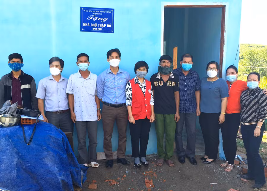 Bàn giao nhà Chữ thập đỏ cho gia đình ông Trần Duy Lý-hộ nghèo ở thôn 5, xã An Thành (huyện Đak Pơ). Ảnh: Ngọc Minh