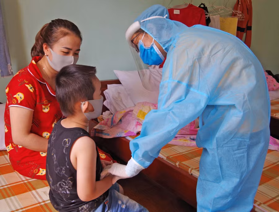 Thượng úy, bác sĩ Lê Thị Hoài Tâm thăm khám sức khỏe cho công dân tại khu cách ly Trung tâm Huấn luyện, bồi dưỡng kiến thức quốc phòng-an ninh (Bộ Chỉ huy Quân sự tỉnh). Ảnh: Phan Lài