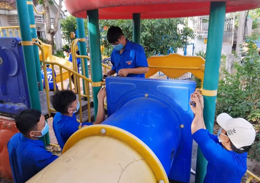 Đoàn viên, thanh niên huyện Krông Pa sửa chữa thiết bị vui chơi cho học sinh tại Trường Mẫu giáo xã Chư Ngọc. Ảnh: Vũ Chi Đoàn viên, thanh niên huyện Krông Pa sửa chữa thiết bị vui chơi cho học sinh tại Trường Mẫu giáo xã Chư Ngọc. Ảnh: Vũ Chi