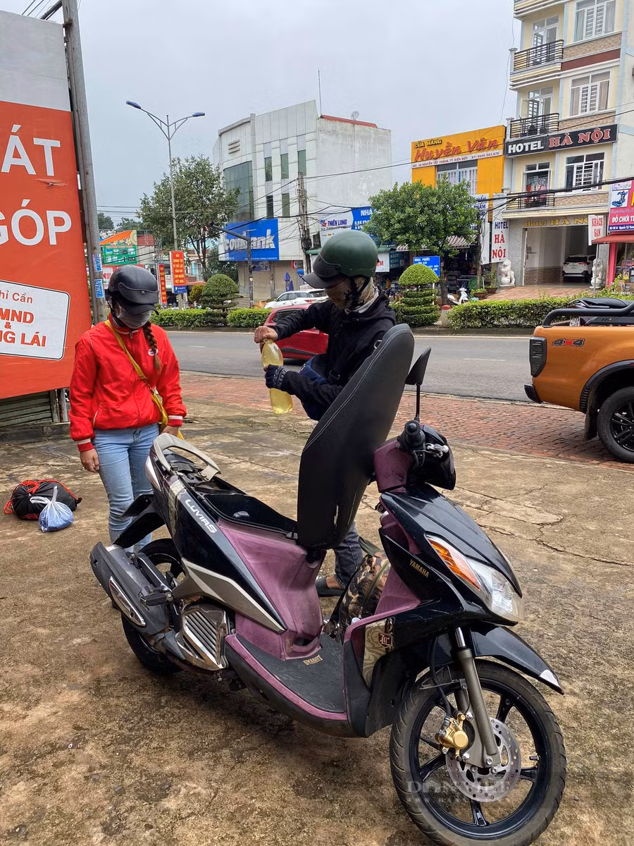 Đôi bạn trẻ được anh Bắc và người dân địa phương mua tặng 1 chiếc xe máy để tiếp tục về nhà. Ảnh: N.G