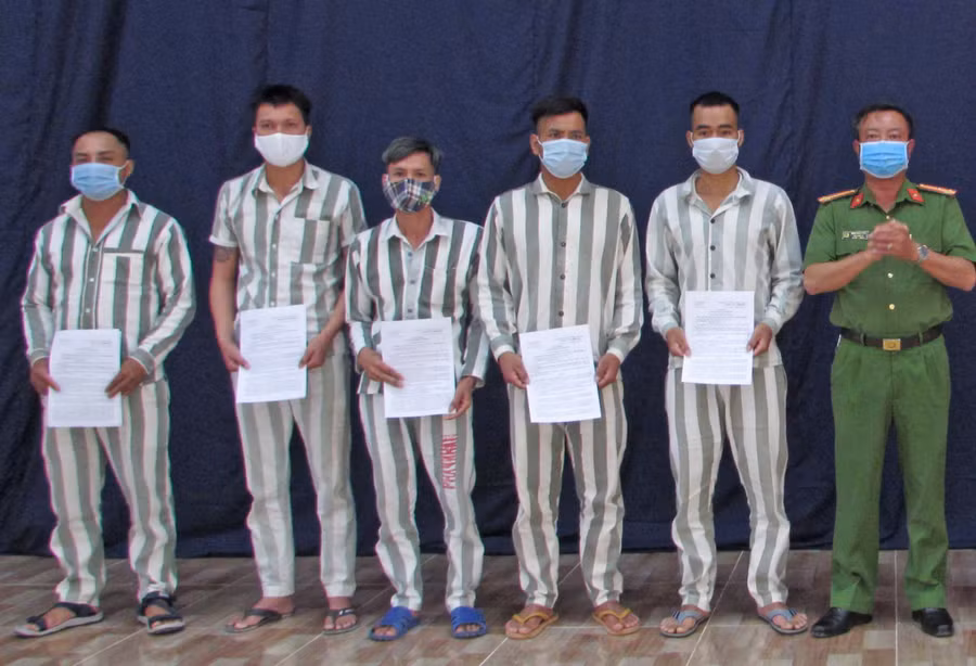 Ban Giám thị Trại giam Gia Trung trao giấy chứng nhận đặc xá cho các phạm nhân. Ảnh: Ngọc Dũng