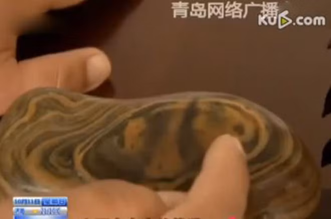 Hoa văn giống hình gấu trúc trên viên đá.