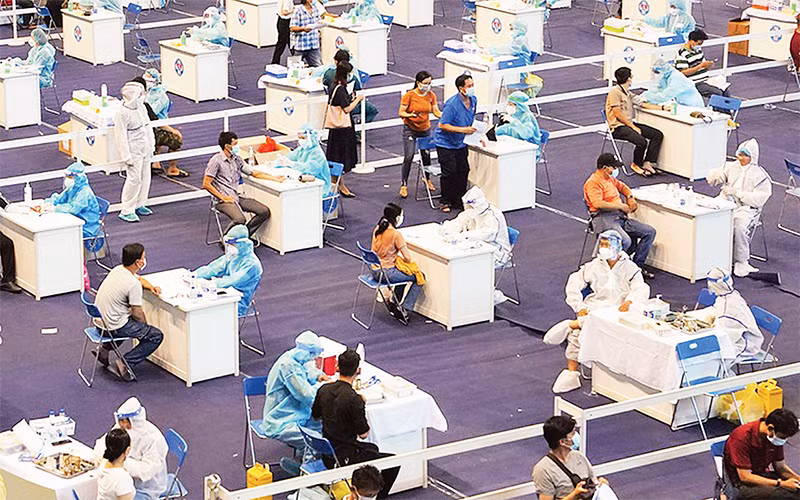 Người dân đến tiêm vắc-xin ngừa Covid-19 tại Nhà thi đấu Phú Thọ, quận 11, TP Hồ Chí Minh.