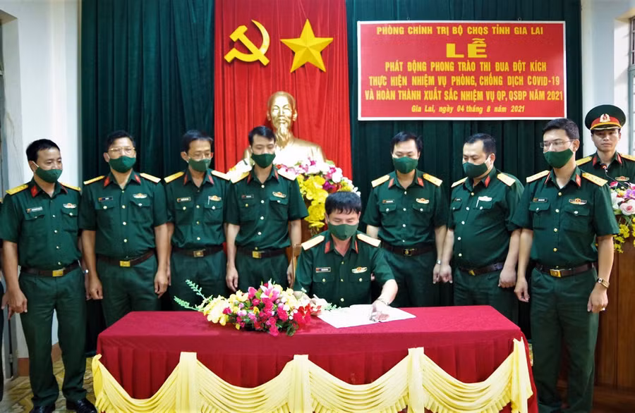 Phòng Chính trị ký kết giao ước thi đua. Ảnh: Văn Huỳnh Phòng Chính trị ký kết giao ước thi đua. Ảnh: Văn Huỳnh