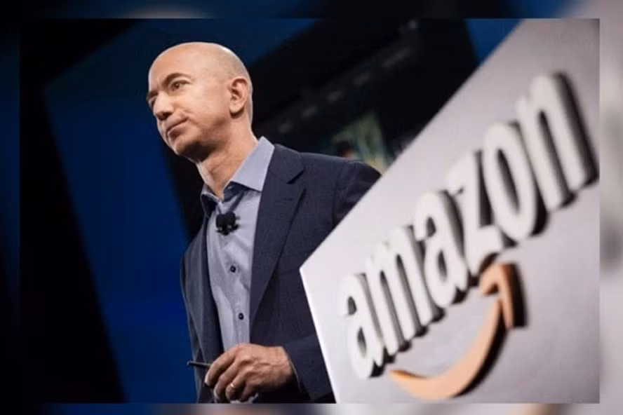 Tỉ phú Jeff Bezos đã bị soán ngôi vị ''người giàu nhất hành tinh''. Ảnh: AFP