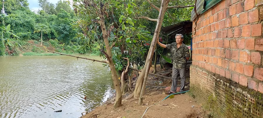 Mực nước lòng hồ dâng cao gần nhà ông Vinh. Ảnh: Đức Nhật