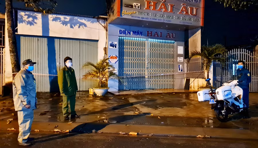 Lực lượng chức năng phong tỏa địa chỉ 27 Vạn Kiếp, phường Thống Nhất, TP. Pleiku để phòng-chống dịch. Ảnh: Như Nguyện