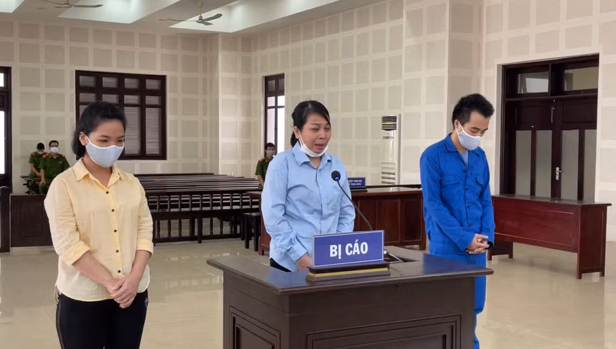 Nga, con trai và con dâu trước tòa. Ảnh: Văn Tiến Nga, con trai và con dâu trước tòa. Ảnh: Văn Tiến