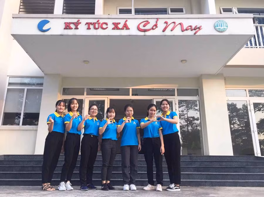Em Võ Thị Bích Thuận (bìa trái) đã tìm thấy sự nâng đỡ ấm áp từ KTX Cỏ May (ảnh chụp trước tháng 4-2021, do nhân vật cung cấp). 