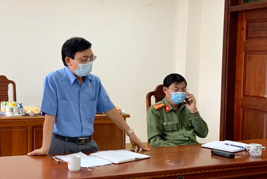 Phó Giám đốc Sở Y tế Nguyễn Đình Tuấn báo cáo việc thiết lập các bệnh viện điều trị Covid-19 tại tỉnh. Ảnh: Như Nguyện