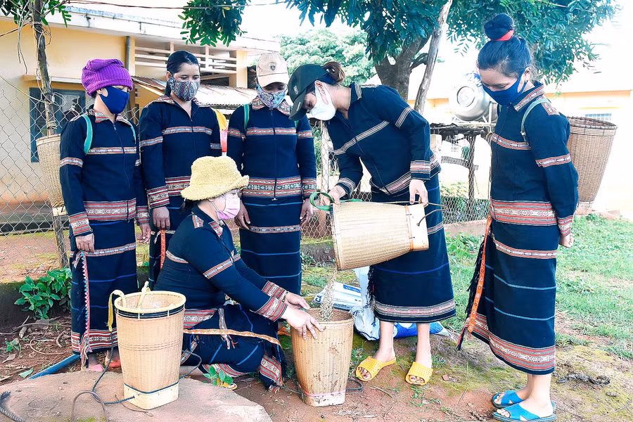 4.Chị Thót-Chi hội trưởng Chi hội Phụ nữ làng Chóp-cho hay: Đến nay, có 150 hội viên tham gia “Kho thóc tình thương”. Vừa qua, kho thóc đã xuất hỗ trợ 3,5 tạ gạo cho 10 hội viên nghèo trong làng.